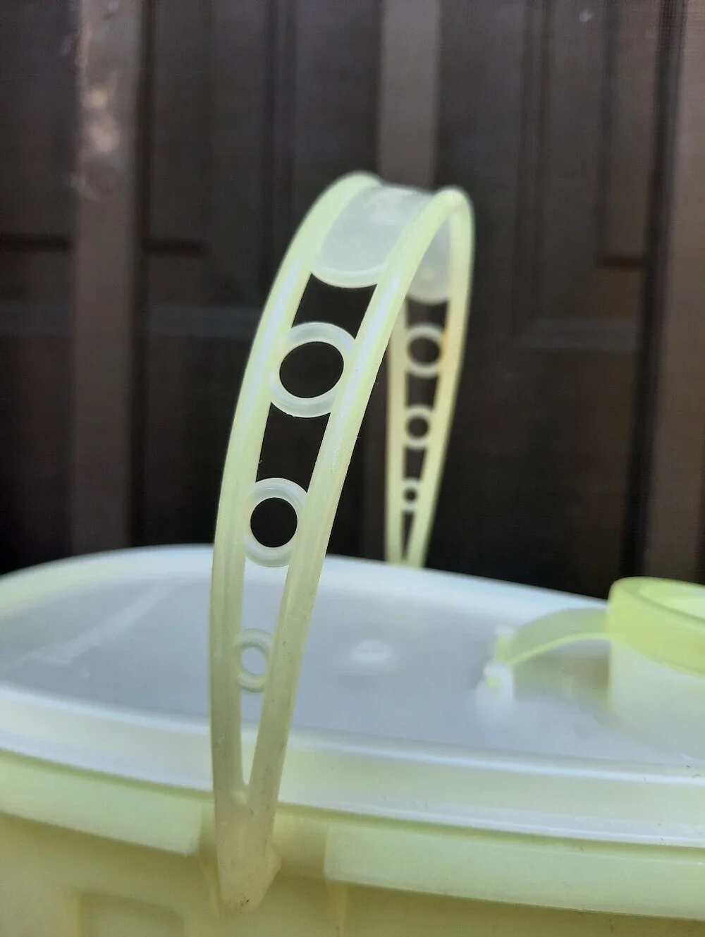 Vintage 1980s Tupperware Beverage Buddy Pitcher 2 Quart Yellow Plastic 587-10